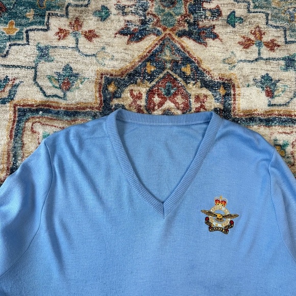 Vintage Royal Canadian Air Force Crest V-Neck Sweater - Picture 3 of 5
